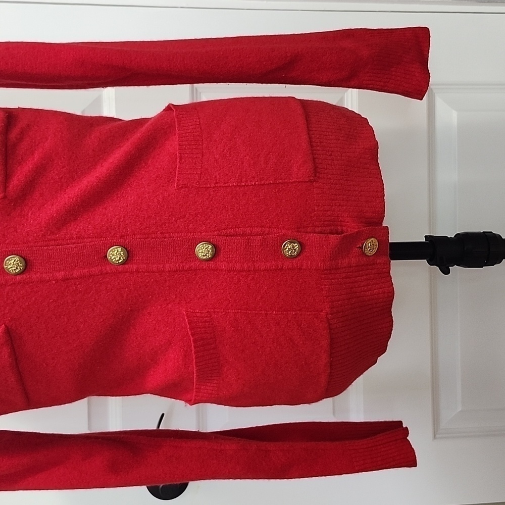 VINTAGE Made In Hong Kong red wool golden crest buttons old money cardigan - Picture 4 of 14